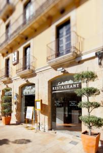 ein Restaurant-Schild an der Seite eines Gebäudes in der Unterkunft Plaça De La Font in Tarragona