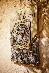 ein Schild an einer Wand, auf dem steht: in der Unterkunft Plaça De La Font in Tarragona