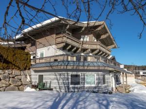 uma casa na neve em frente em Apartment close to the ski area em Wald im Pinzgau