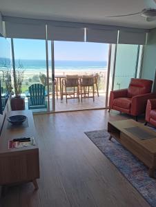 ein Wohnzimmer mit Meerblick in der Unterkunft Kirra Surf Apartments in Gold Coast