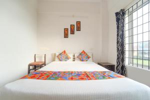 Krevet ili kreveti u jedinici u objektu FabHotel Reem Residency - Nr Cochin International Airport