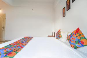 Una cama o camas en una habitación de FabHotel Reem Residency - Nr Cochin International Airport