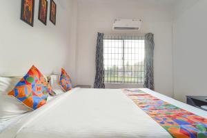 Krevet ili kreveti u jedinici u objektu FabHotel Reem Residency - Nr Cochin International Airport