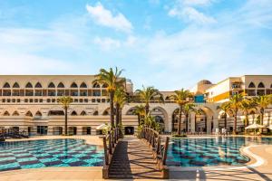 uma vista para um edifício com piscina e palmeiras em Kempinski Hotel The Dome Belek em Belek