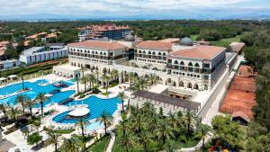 uma vista aérea de um resort com uma piscina em Kempinski Hotel The Dome Belek em Belek