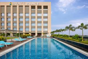 einem Hotelpool vor einem Gebäude in der Unterkunft Hyatt Place Aurangabad Airport in Aurangabad