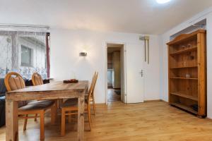 een eetkamer met een houten tafel en stoelen bij Gemütliche Wohnung Buchholz i d N in Buchholz in der Nordheide