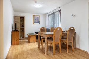 een eetkamer met een houten tafel en stoelen bij Gemütliche Wohnung Buchholz i d N in Buchholz in der Nordheide