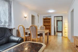 een woonkamer met een tafel en stoelen bij Gemütliche Wohnung Buchholz i d N in Buchholz in der Nordheide