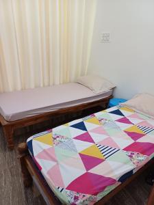 Tempat tidur dalam kamar di VANASHREE Homestay GALAMUDI GANDAGATTA SRINGERI