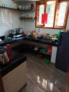 Dapur atau dapur kecil di VANASHREE Homestay GALAMUDI GANDAGATTA SRINGERI