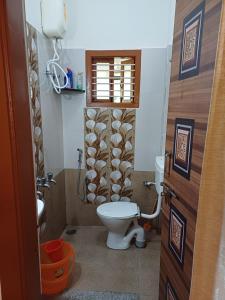 Kamar mandi di VANASHREE Homestay GALAMUDI GANDAGATTA SRINGERI