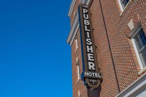 En logo, et sertifikat eller et firmaskilt på The Publisher, Downtown Fredericksburg, a Tribute Portfolio Hotel