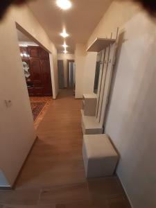 un pasillo de una casa con escaleras y una puerta en Квартира в Коломиї, en Kolomyia