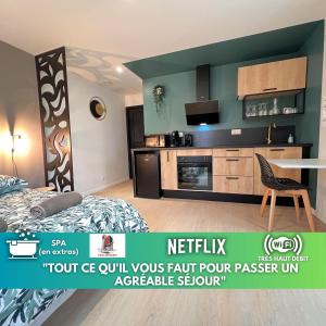 Cette chambre comprend une cuisine, un lit et une table. dans l'établissement LA FEUILLERAIE N2-Standingappart-Wifi-Proche ville, à Fontenay-le-Comte