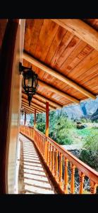 Balcony o terrace sa SARA GARDEN LODGE Ollantaytambo