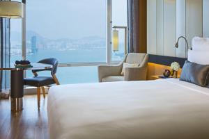 Ліжко або ліжка в номері Renaissance Hong Kong Harbour View Hotel