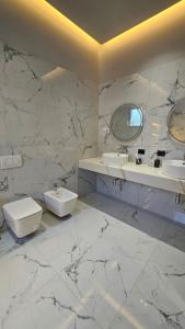 A bathroom at The Roots Boutique Hotel