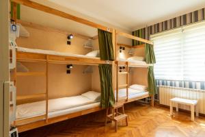 um quarto com beliches num hostel em Cabbage Hostel em Belgrado