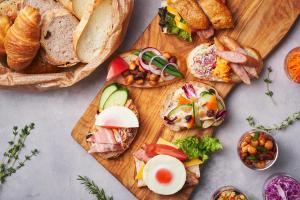 un groupe de sandwichs sur un plateau de découpe avec du pain dans l'établissement Art Hotel Osaka Bay Tower, à Osaka