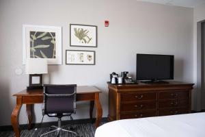 TV i/ili multimedijalni sistem u objektu Country Inn & Suites by Radisson, BWI Airport Baltimore , MD