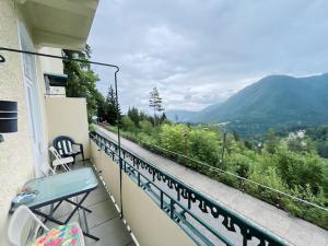 balkon z widokiem na góry w obiekcie Villa AlexanderCharmante Wohnung mit Bergblick, Villa Alexander w mieście Semmering