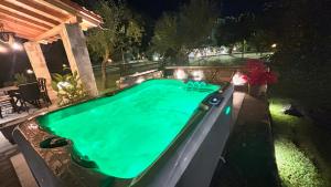 una piscina en un patio trasero por la noche en Natura Bungalows, en Limenas