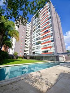 a large building with a swimming pool in front of a building at Penthouse Espectacular Vista Cd A.C. WiFi 300mbps in Guadalajara