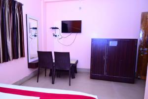 Televiisor ja/või meelelahutuskeskus majutusasutuses Mor Hotel Krishna Residency-Restaurant- Wifi Facilities - Near PURI Sea Beach Best Selling & Best Choice of Travellers