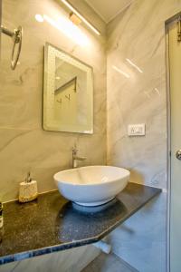 Un baño de Candolim Beach White Residency