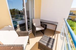 Un balcón o terraza en Albufeira Sunny Apartment 2 With Pool by Homing