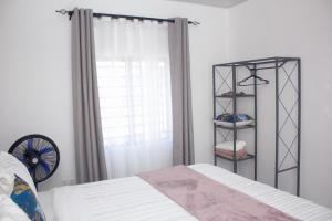 Tempat tidur dalam kamar di White Rhino apartments & tours