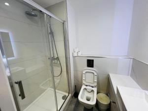 A bathroom at Ilford Grand Hotel