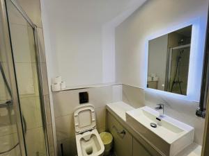 A bathroom at Ilford Grand Hotel