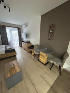 佐洛卡罗斯D&D Wellness Apartmanok - Dávid Wellness Apartman的客厅配有桌子和沙发