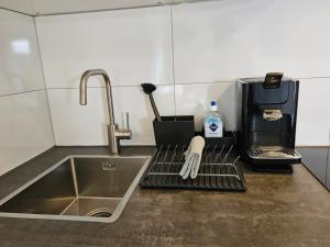 Apartment mit Jacuzzi Enschede 10km 커피 또는 티 포트