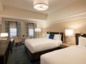 Tempat tidur dalam kamar di Fairmont Empress Hotel