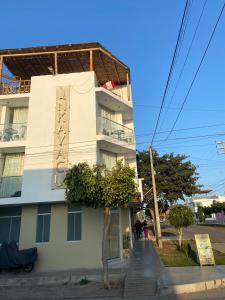 un edificio con un cartel en el costado en Hotel Guest House Inkayacu-Paracas, en Paracas