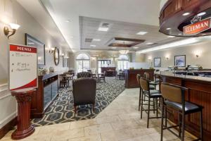 Un restaurante u otro lugar para comer en Best Western Plus Orillia Hotel