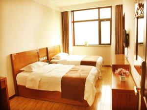 เตียงในห้องที่ Beijing Wanjia Traders Hotel