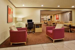 En sittgrupp på La Quinta Inn & Suites by Wyndham Springdale