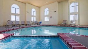 una grande piscina con sedie in un edificio di Best Western Windsor Inn a Dumas