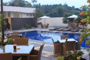 Horison Hotel Sukabumi 내부 또는 인근 수영장