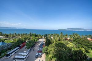 una vista aerea di un parcheggio con palme e l'oceano di NAMI HOTEL Nha Trang a Nha Trang