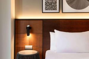 Un pat sau paturi într-o cameră la Dolce by Wyndham Barcelona Resort