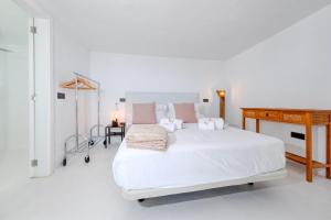 A bed or beds in a room at Casa Serena 10 Boutique- Adults Only-Breakfast Included