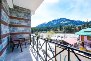 balcón con vistas a las montañas en The Kanchanikoot - Luxury Comfort ! Travellers Delight ! Budget Friendly ! Prime Location ! Guest Favourite, en Manali