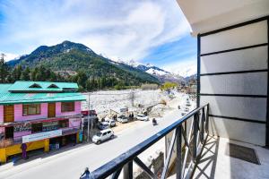 balcón con vistas a la calle y a las montañas en The Kanchanikoot - Luxury Comfort ! Travellers Delight ! Budget Friendly ! Prime Location ! Guest Favourite, en Manali