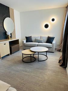 uma sala de estar com um sofá e uma mesa em Akropolis Hotel em Nuremberga