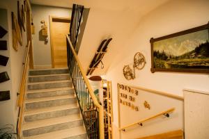 una escalera en una casa con una pintura en la pared en Casa di Pino Eco Lodge, en Žabljak